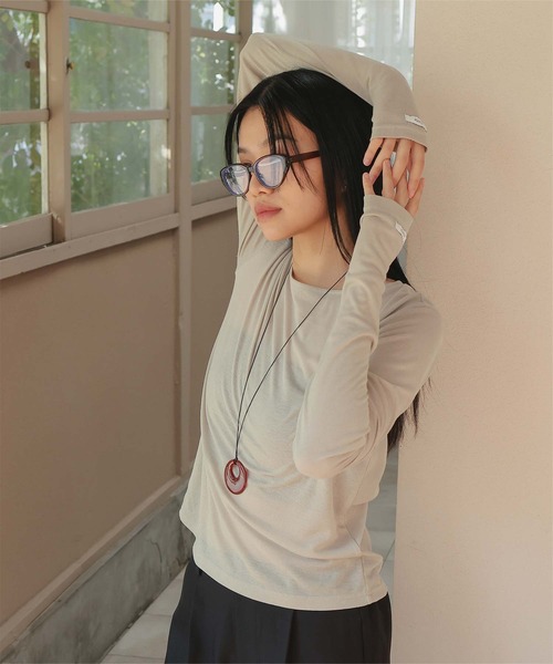 miette(ミエット)の「フィンガーホールシアートップス(Tシャツ/カットソー・レディース・カーキ/グレイッシュベージュ/ライトブルー/杢グレー/オフホワイト/ブラック系その他/ホワイト系その他・S/M/L)」の5枚目の写真