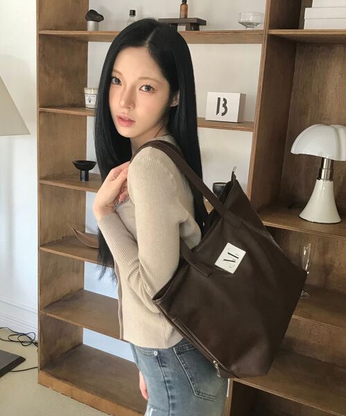 MUCENT(ムセント)の「リエンヌサイドジッパーレザーショルダーバッグ 男女共用 (2カラー)(ショルダーバッグ・レディース・ブラック/ブラウン・FREE)」の21枚目の写真