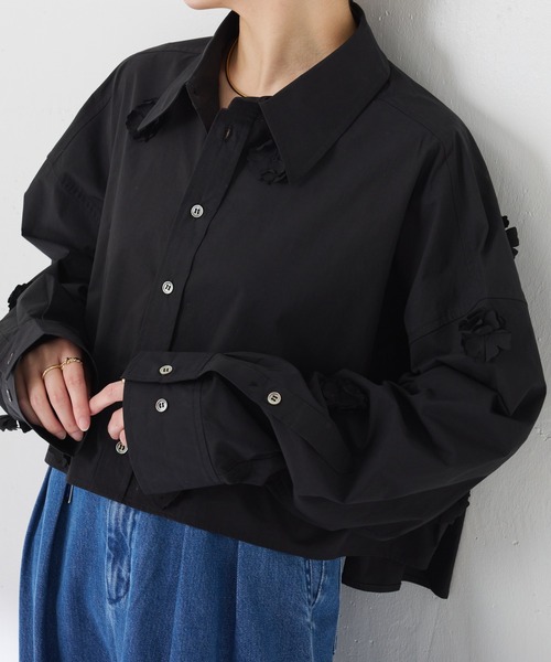 PROVOKE (プロヴォーク)の「PROVOKE別注/フラワーモチーフシャツ(シャツ/ブラウス・レディース・サックスブルー/ブラック・FREE)」の2枚目の写真