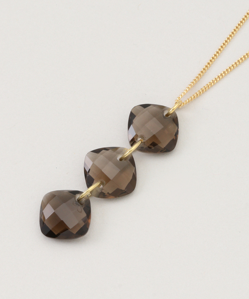 Noble(ノーブル)の「mounir/ムーニエ スリーストーンネックレス(スモーキークォーツ)(ネックレス・レディース・ゴールド・FREE)」の8枚目の写真