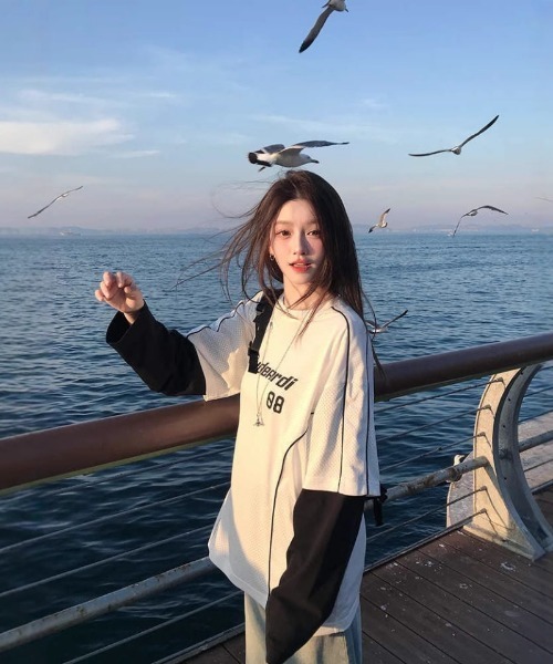 Ritzy(リッツィー)の「Y2Kロゴデザイン フェイクレイヤードロングTシャツ(Tシャツ/カットソー・レディース・ホワイト/レッド・M/L)」の1枚目の写真