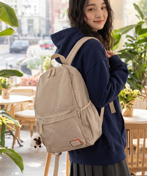 AVOCA(アヴォカ)の「【AVOCA/アヴォカ】Backpack/チャーム付き バックパック(バックパック/リュック・レディース・ネイビー/ベージュ・FREE)」の1枚目の写真
