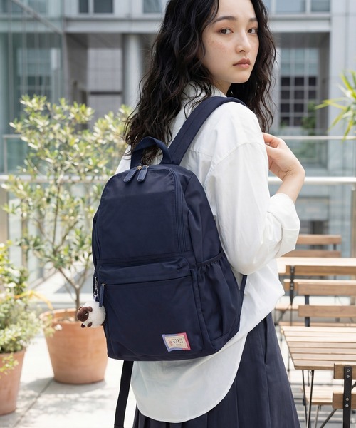 AVOCA(アヴォカ)の「【AVOCA/アヴォカ】Backpack/チャーム付き バックパック(バックパック/リュック・レディース・ネイビー/ベージュ・FREE)」の2枚目の写真