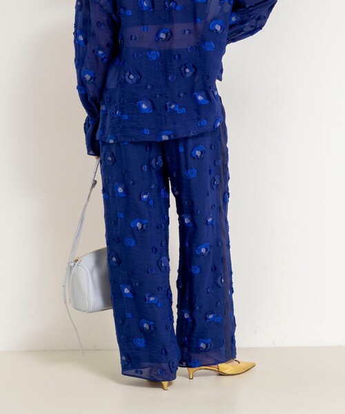 NOLLEY’S（ノーリーズ）の「《セットアップ対応》【KIRYU】 MIXウォッシャブルフラワー柄ジャガードパンツ（その他パンツ・レディース・ロイヤルブルー・38）」の2枚目の写真