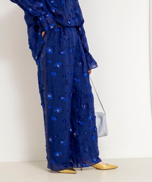 NOLLEY’S（ノーリーズ）の「《セットアップ対応》【KIRYU】 MIXウォッシャブルフラワー柄ジャガードパンツ（その他パンツ・レディース・ロイヤルブルー・38）」の3枚目の写真