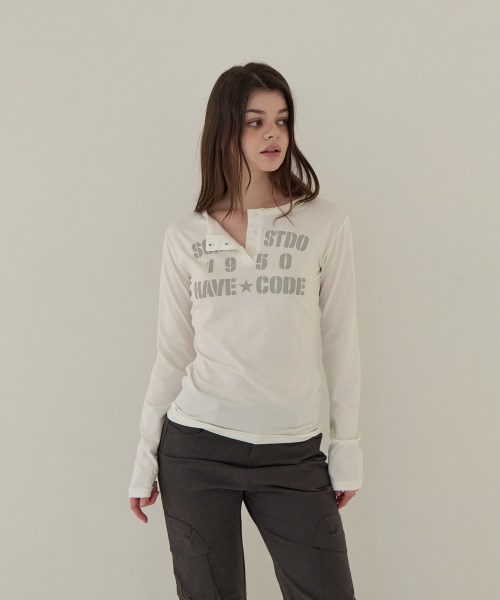 5OML（オーオーエムエル）の「ヘンリーネックボタンロングスリーブ（アイボリー）（Tシャツ/カットソー・レディース・アイボリー・FREE）」の3枚目の写真