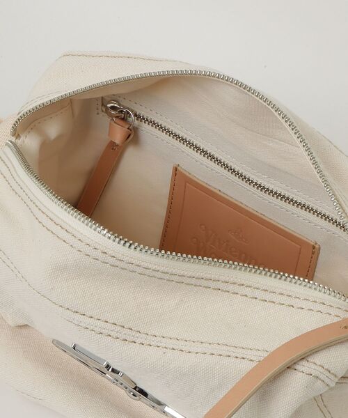 Vivienne Westwood（ヴィヴィアンウエストウッド）の「CANVAS JUDE E/W CROSSBODY（ショルダーバッグ・レディース・オフホワイト・FREE）」の4枚目の写真