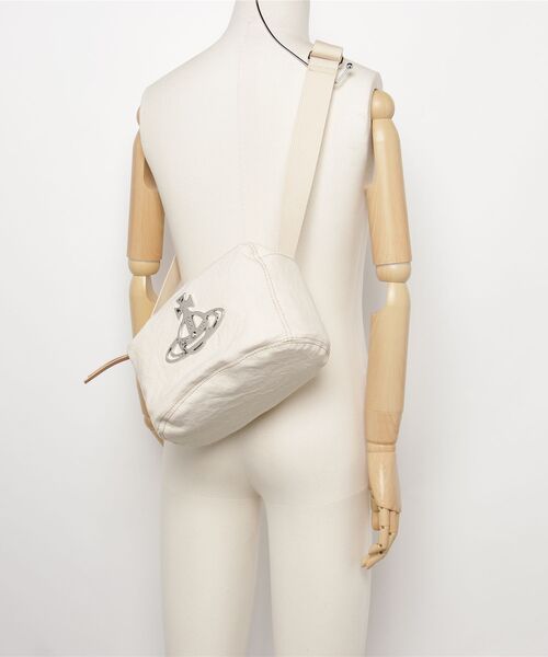 Vivienne Westwood（ヴィヴィアンウエストウッド）の「CANVAS JUDE E/W CROSSBODY（ショルダーバッグ・レディース・オフホワイト・FREE）」の5枚目の写真