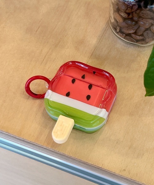 Fun & Daily（ファンアンドデイリー）の「スイカ エアポッズケース / AirPods 4 / Pro2（ヘッドフォン/イヤホン・レディース・レッド・A/B）」の3枚目の写真