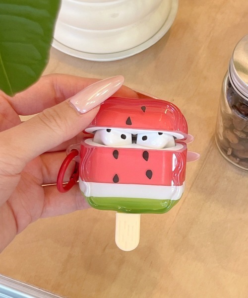 Fun & Daily（ファンアンドデイリー）の「スイカ エアポッズケース / AirPods 4 / Pro2（ヘッドフォン/イヤホン・レディース・レッド・A/B）」の2枚目の写真