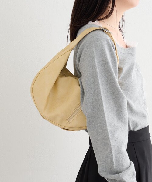 Kastane(カスタネ)の「【一部店舗限定】B フェイクレザームーンBAG(ハンドバッグ・レディース・アイボリー/ブラック/イエロー・FREE)」の4枚目の写真