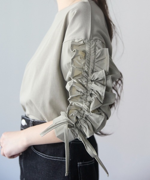 PREFERIR（プレフェリール）の「【洗える／綿混】シャーリングフリル七分袖カットソーブラウス（着丈58cm）／通勤・きれいめ・体型カバー（Tシャツ/カットソー・レディース・カーキ/オフホワイト/ブラック・FREE）」の6枚目の写真