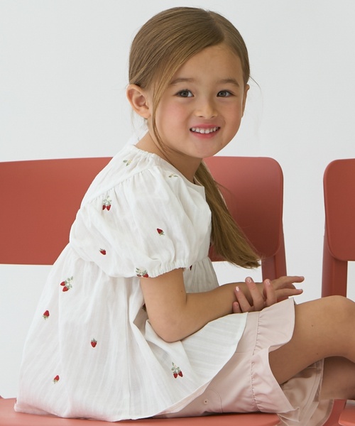 petit main(プティマイン)の「【リンク】いちごパフチュニック(シャツ/ブラウス・キッズ・ブラック/アイボリー/ブルー・130cm/80cm/110cm/120cm/90cm/100cm)」の5枚目の写真