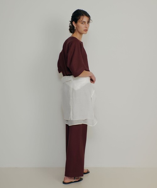 qualite(カリテ)の「【ベストセラーアイテム!新色追加】リネンライクスリットブラウス セットアップ対応 春服 夏服 オフィスカジュアル(シャツ/ブラウス・レディース・オフホワイト/ワイン・フリー)」の4枚目の写真