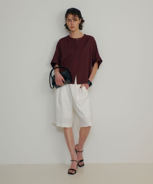qualite(カリテ)の「【ベストセラーアイテム!新色追加】リネンライクスリットブラウス セットアップ対応 春服 夏服 オフィスカジュアル(シャツ/ブラウス・レディース・オフホワイト/ワイン・フリー)」の5枚目の写真