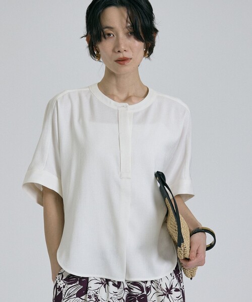 qualite(カリテ)の「【ベストセラーアイテム!新色追加】リネンライクスリットブラウス セットアップ対応 春服 夏服 オフィスカジュアル(シャツ/ブラウス・レディース・オフホワイト/ワイン・フリー)」の7枚目の写真