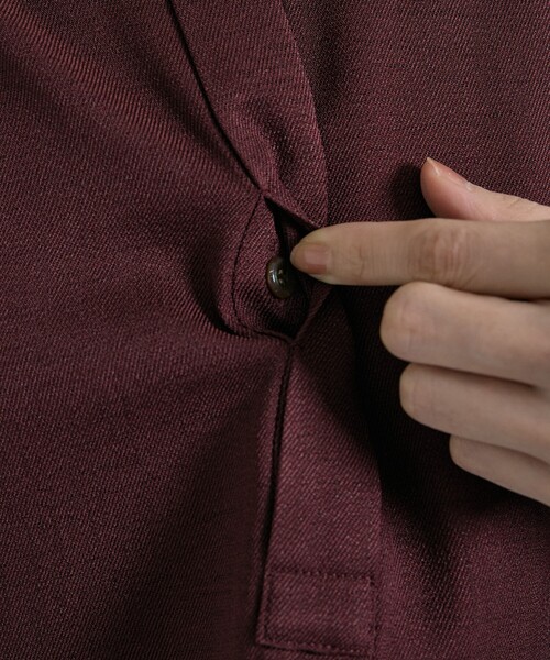 qualite(カリテ)の「【ベストセラーアイテム!新色追加】リネンライクスリットブラウス セットアップ対応 春服 夏服 オフィスカジュアル(シャツ/ブラウス・レディース・オフホワイト/ワイン・フリー)」の10枚目の写真