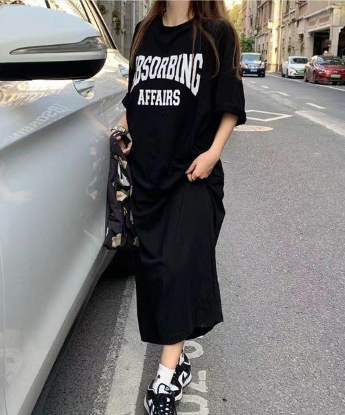 SallyLunn(サリーラン)の「【ゆるっと着こなす】フロントロゴTワンピース(ワンピース・レディース・ホワイト/ブラック/ブラウン・MEDIUM/LARGE)」の2枚目の写真