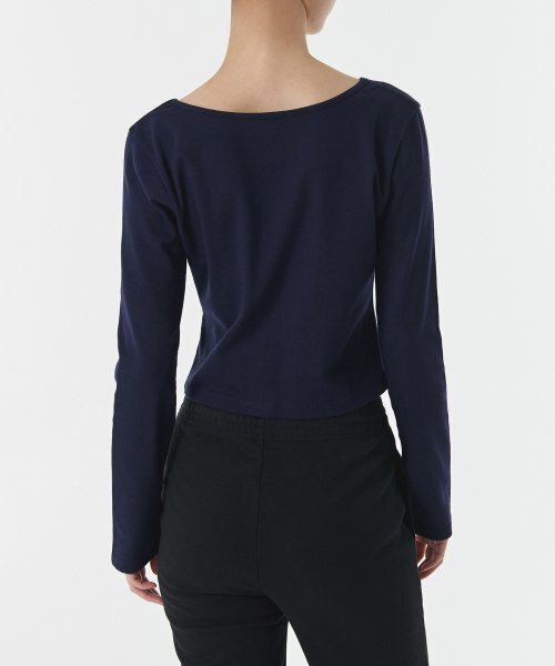 MUSINSA STANDARD WOMAN（ムシンサスタンダードウーマン）の「ウィメンズスリムクロップリバーシブルネック長袖Tシャツ[ネイビー]（Tシャツ/カットソー・レディース・その他・SMALL/X-SMALL）」の2枚目の写真