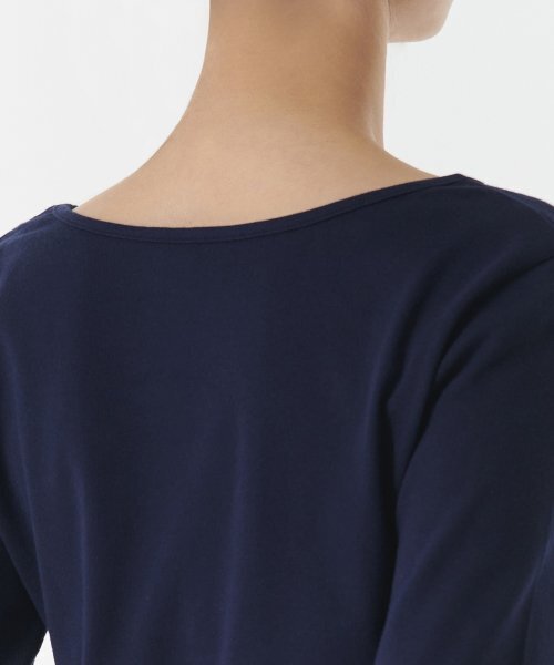 MUSINSA STANDARD WOMAN（ムシンサスタンダードウーマン）の「ウィメンズスリムクロップリバーシブルネック長袖Tシャツ[ネイビー]（Tシャツ/カットソー・レディース・その他・SMALL/X-SMALL）」の4枚目の写真