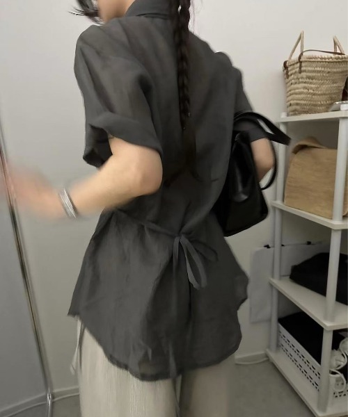 AMAJI(アマジ)の「シアーシャツ 半袖 フリルヘム ドローストリング ボタン開き(シャツ/ブラウス・レディース・チャコールグレー・FREE)」の2枚目の写真