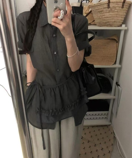 AMAJI(アマジ)の「シアーシャツ 半袖 フリルヘム ドローストリング ボタン開き(シャツ/ブラウス・レディース・チャコールグレー・FREE)」の3枚目の写真