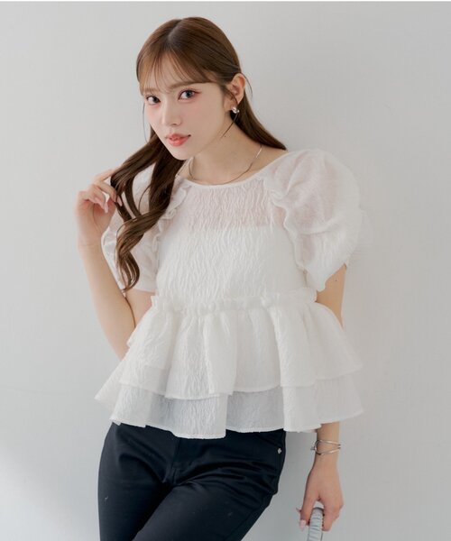 Chico(チコ)の「【SALON by Chico】デザインパフ袖バックリボンペプラムブラウス(シャツ/ブラウス・レディース・ホワイト/ピンク/ブラック系その他2・FREE)」の1枚目の写真
