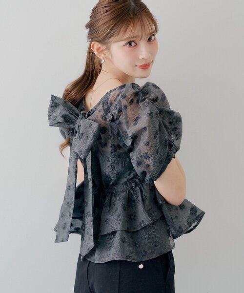 Chico(チコ)の「【SALON by Chico】デザインパフ袖バックリボンペプラムブラウス(シャツ/ブラウス・レディース・ホワイト/ピンク/ブラック系その他2・FREE)」の2枚目の写真