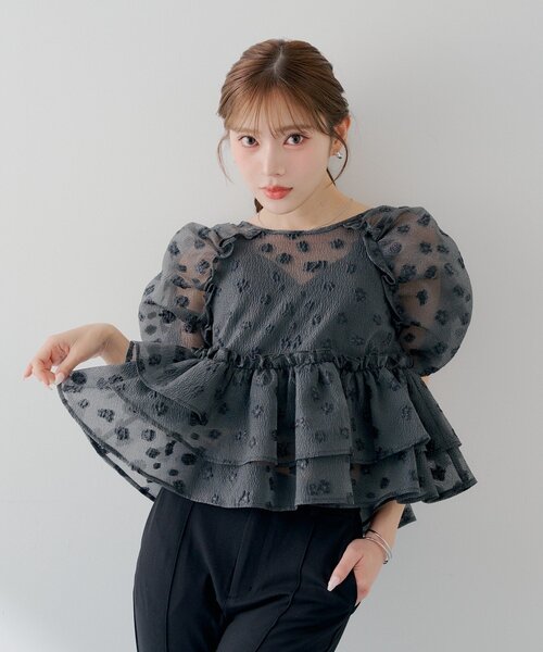 Chico(チコ)の「【SALON by Chico】デザインパフ袖バックリボンペプラムブラウス(シャツ/ブラウス・レディース・ホワイト/ピンク/ブラック系その他2・FREE)」の4枚目の写真