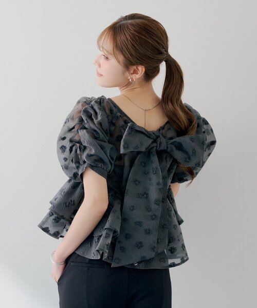 Chico(チコ)の「【SALON by Chico】デザインパフ袖バックリボンペプラムブラウス(シャツ/ブラウス・レディース・ホワイト/ピンク/ブラック系その他2・FREE)」の6枚目の写真