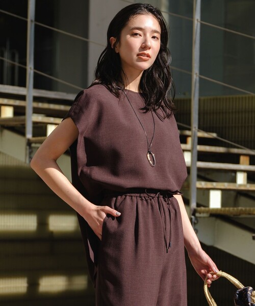 UNFILO(アンフィーロ)の「【セットアップ着用可】TENNEN TOUCH COOL Tブラウス(シャツ/ブラウス・レディース・ダークブラウン系/グレー系/ベージュ系・SMALL/MEDIUM/LARGE)」の3枚目の写真