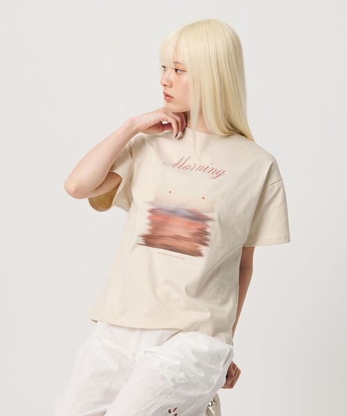 She is-.（シーイズ）の「【別注】＜She is-.＞プリント Tシャツ（Tシャツ/カットソー・レディース・ナチュラル/ホワイト・FREE）」の2枚目の写真