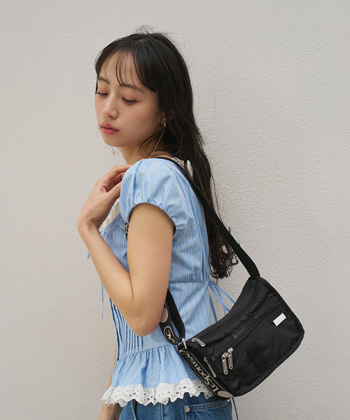 LeSportsac(レスポートサック)の「SMALL EVERYDAY BAG MH ロゴジャガードブラックスナイデル(ショルダーバッグ・レディース・ブラック・FREE)」の5枚目の写真
