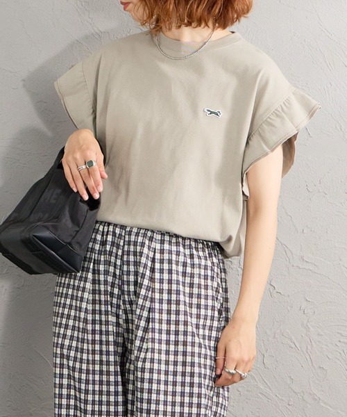 TOWNCRAFT（タウンクラフト）の「[TOWN CRAFT/タウンクラフト・THE FOX/ザフォックス] 別注 ワンポイントロゴ 袖フリルカットソー（Tシャツ/カットソー・レディース・ピンク/ホワイト/グレイッシュベージュ・F）」の2枚目の写真