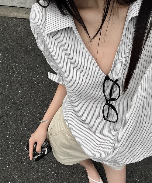 LADY LIKE(レディライク)の「【春夏新作】フロントファスナーV開きストライプシャツ(シャツ/ブラウス・レディース・ホワイト・M)」の1枚目の写真