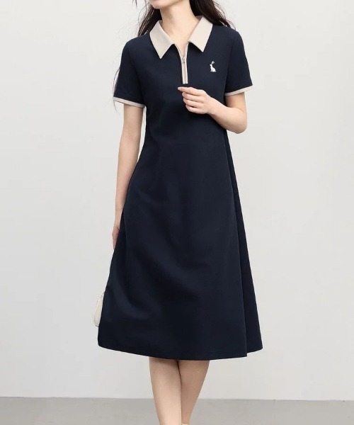 &soiree(アンドソワレ)の「フロントジップワンポイント刺繍襟付きワンピース(ワンピース・レディース・ネイビー・MEDIUM/LARGE/X-LARGE)」の1枚目の写真
