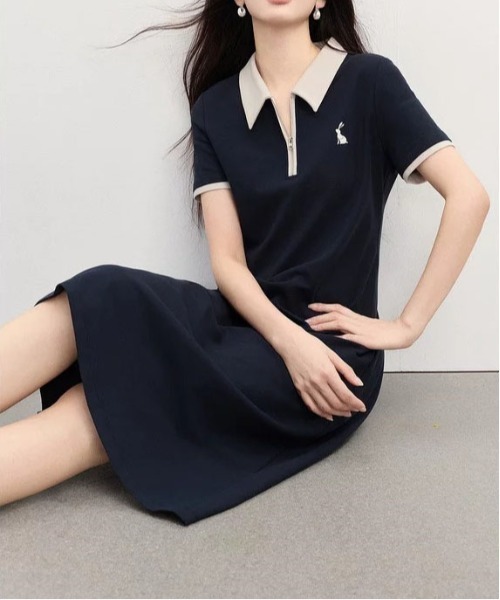 &soiree(アンドソワレ)の「フロントジップワンポイント刺繍襟付きワンピース(ワンピース・レディース・ネイビー・MEDIUM/LARGE/X-LARGE)」の2枚目の写真