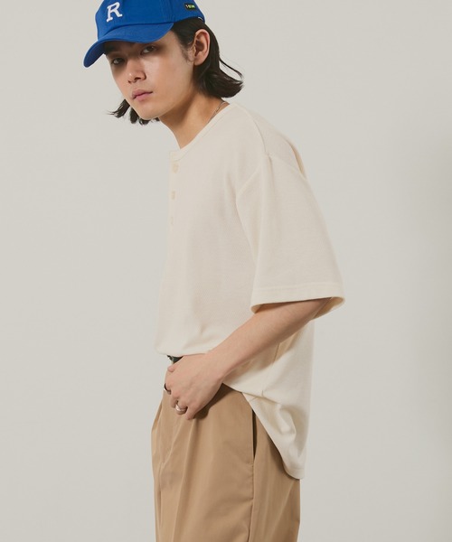 EMMA CLOTHES（エマクローズ）の「ハニカムサーマル ヘンリーネック オーバーサイズ半袖Tシャツ（Tシャツ/カットソー・メンズ・ブルー/ブラック/オフホワイト/バーガンディー・L/M）」の5枚目の写真