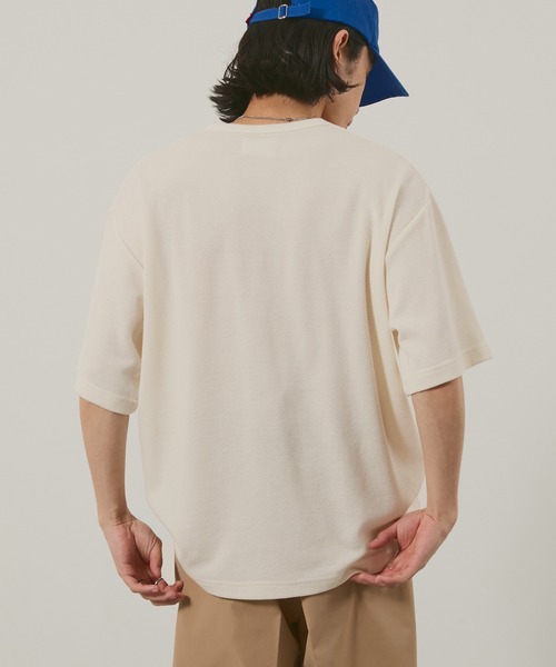 EMMA CLOTHES（エマクローズ）の「ハニカムサーマル ヘンリーネック オーバーサイズ半袖Tシャツ（Tシャツ/カットソー・メンズ・ブルー/ブラック/オフホワイト/バーガンディー・L/M）」の6枚目の写真