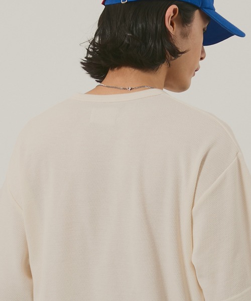 EMMA CLOTHES（エマクローズ）の「ハニカムサーマル ヘンリーネック オーバーサイズ半袖Tシャツ（Tシャツ/カットソー・メンズ・ブルー/ブラック/オフホワイト/バーガンディー・L/M）」の13枚目の写真