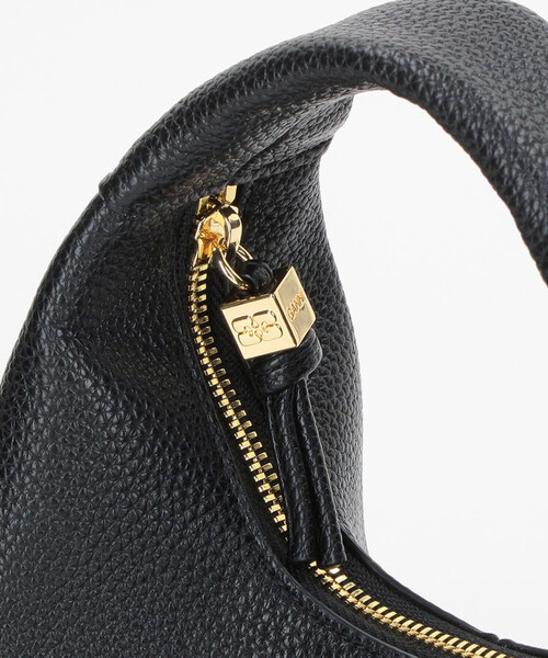 GANNI（ガニー）の「GANNI/ガニー Hobo Mini Grained / ミニ ホーボー バッグ（ショルダーバッグ・レディース・ブラック・ONE SIZE）」の2枚目の写真