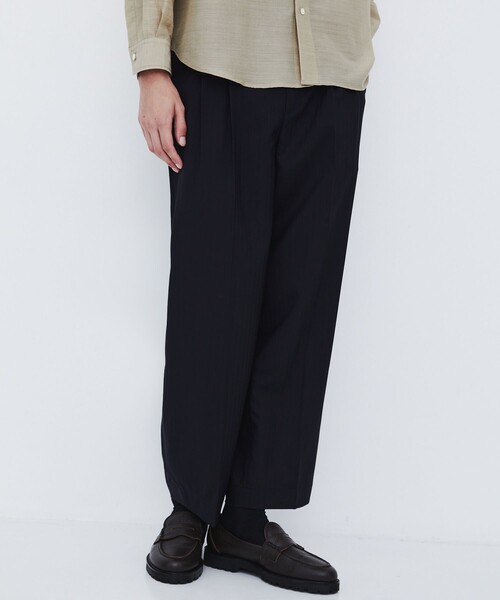 UNITED TOKYO(ユナイテッドトウキョウ)の「【数量限定】SERPINO WOOL 2TUCK PANTS |ワイドストレート/愛知県産素材(スラックス・メンズ・ブラック/ダークグレー・1/2)」の2枚目の写真