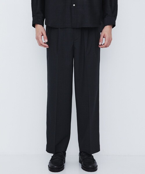 UNITED TOKYO(ユナイテッドトウキョウ)の「【数量限定】SERPINO WOOL 2TUCK PANTS |ワイドストレート/愛知県産素材(スラックス・メンズ・ブラック/ダークグレー・1/2)」の5枚目の写真