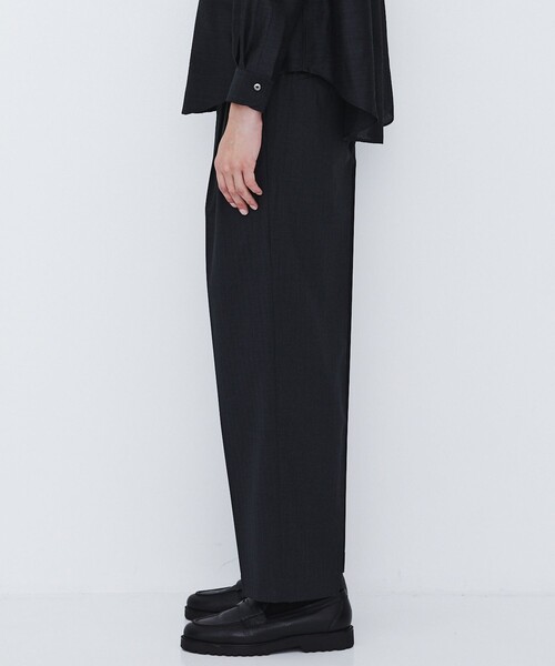 UNITED TOKYO(ユナイテッドトウキョウ)の「【数量限定】SERPINO WOOL 2TUCK PANTS |ワイドストレート/愛知県産素材(スラックス・メンズ・ブラック/ダークグレー・1/2)」の4枚目の写真