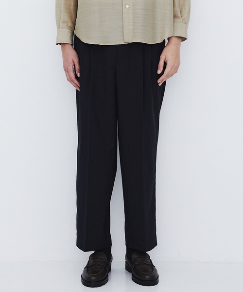 UNITED TOKYO(ユナイテッドトウキョウ)の「【数量限定】SERPINO WOOL 2TUCK PANTS |ワイドストレート/愛知県産素材(スラックス・メンズ・ブラック/ダークグレー・1/2)」の10枚目の写真