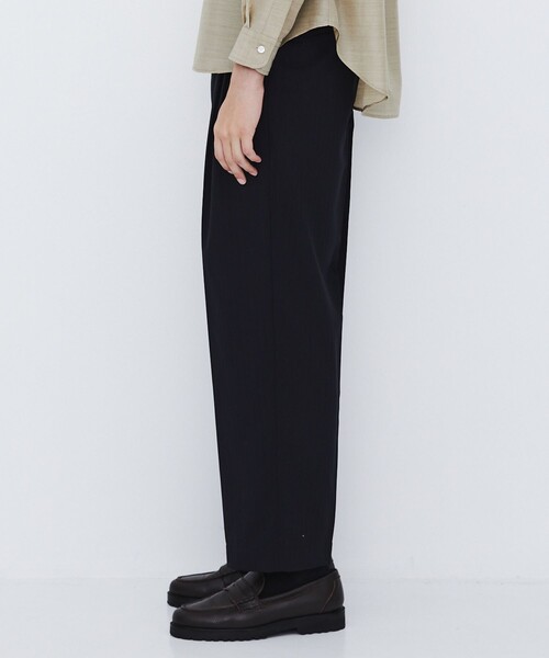 UNITED TOKYO(ユナイテッドトウキョウ)の「【数量限定】SERPINO WOOL 2TUCK PANTS |ワイドストレート/愛知県産素材(スラックス・メンズ・ブラック/ダークグレー・1/2)」の9枚目の写真