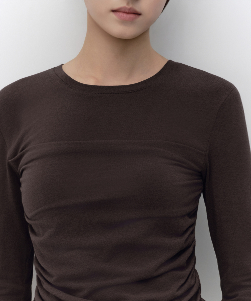 MUSINSA STANDARD WOMAN（ムシンサスタンダードウーマン）の「ウィメンズフロントシャーリング長袖Tシャツ[ダークブラウン]（Tシャツ/カットソー・レディース・その他・X-SMALL/SMALL/MEDIUM/LARGE）」の4枚目の写真
