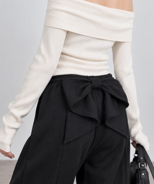 CLOTHY（クロシィ）の「【主役級なBIGリボンがCUTE】バックリボン スウェット バレルパンツ 秋服（スウェットパンツ・レディース・ブラック/グレー/オフホワイト・MEDIUM/LARGE）」の2枚目の写真