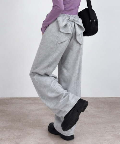 CLOTHY（クロシィ）の「【主役級なBIGリボンがCUTE】バックリボン スウェット バレルパンツ 秋服（スウェットパンツ・レディース・ブラック/グレー/オフホワイト・MEDIUM/LARGE）」の7枚目の写真