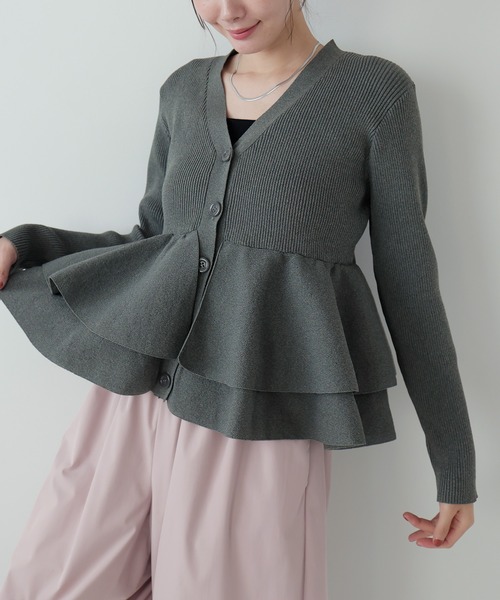 AMUU. PRECIEUSE(アムープレシューズ)の「フリルペプラムニットカーデ(ニット/セーター・レディース・ブラック/グレー/ブラウン/アイボリー・FREE)」の5枚目の写真